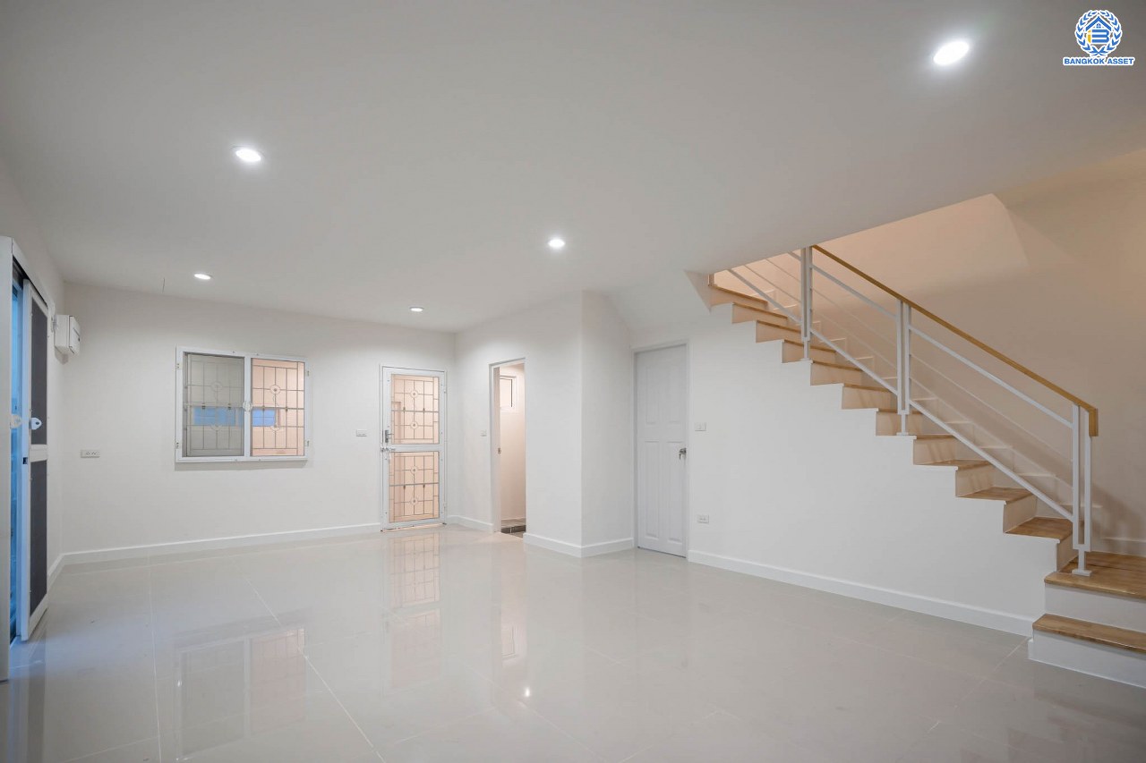 บ้านมือสองตกแต่งใหม่ โครงการ พลีโน่ รัตนาธิเบศร์-ชัยพฤกษ์ คุณภาพแบรนด์ AP ทาวน์เฮ้าส์หลังมุม เนื้อที่ 40.8 ตร.ว. ฟังก์ชัน 3 ห้องนอน 2 ห้องน้ำ 2 ที่จอดรถ ติดถนนเมน พร้อมเข้าอยู่ เชื่อมต่อหลายเส้นทาง ใกล้รถไฟฟ้าสายสีม่วง "สถานีบางพลู" และเซ็นทรัลเวสต์เกต